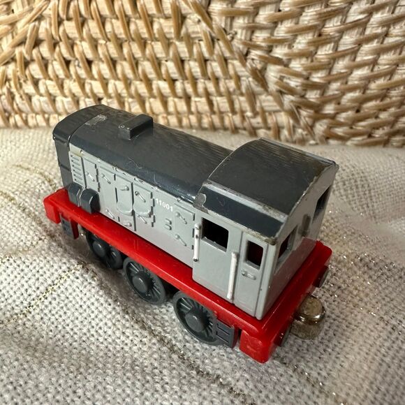 Thomas & Friends Dennis Train - Picture 7 of 8